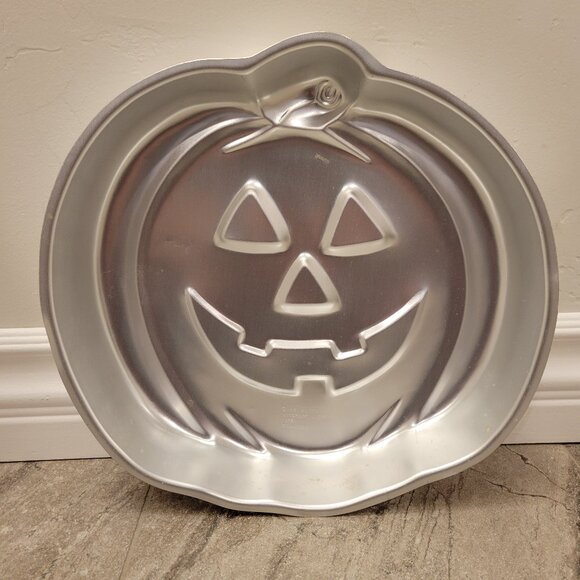 Wilton HALLOWEEN Pumpkin Face Cake Pan Mold Jack O Lantern 1981 Aluminum. - Picture 1 of 4
